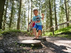 Kind am Barfuß-Weg im Brandnertal